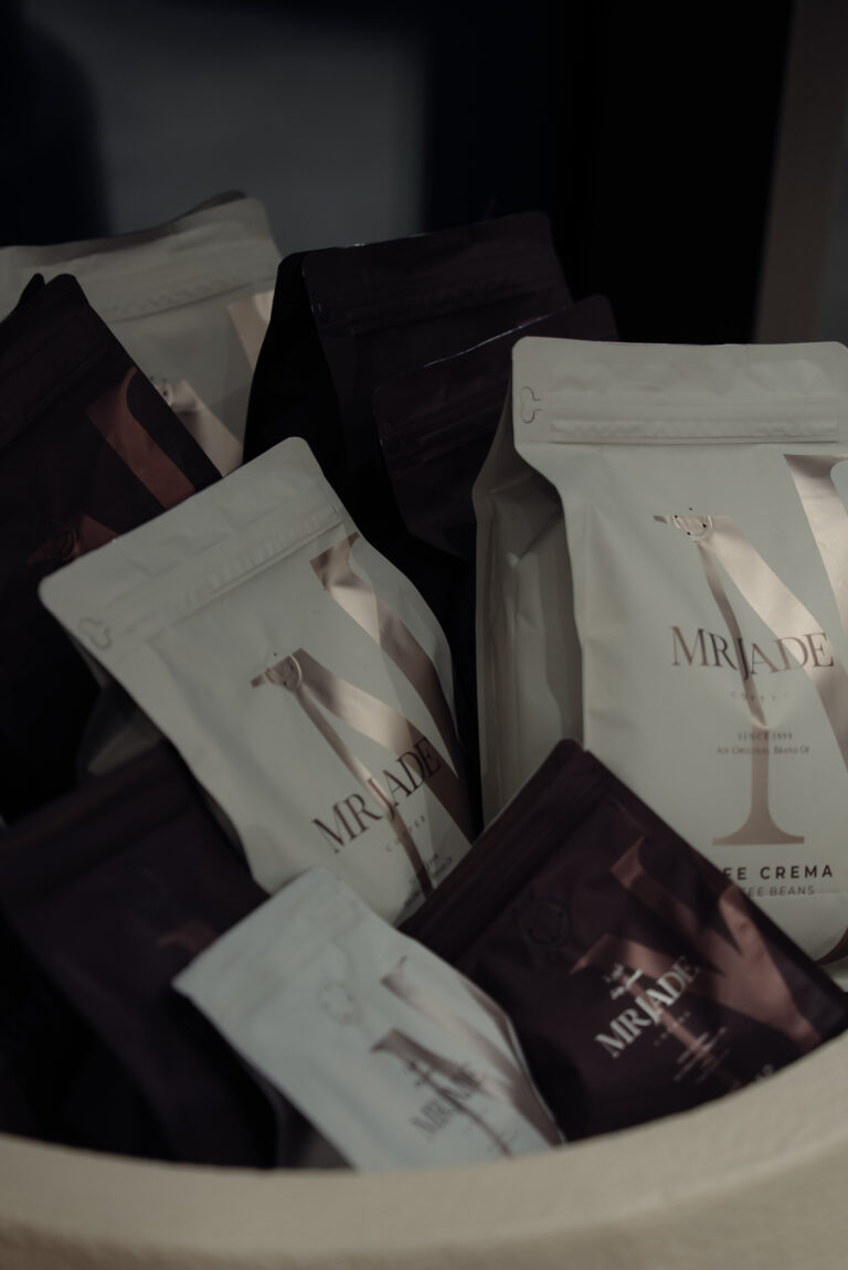 Verpackte Mr. Jade Kaffeebohnen in weißen und dunklen Tüten